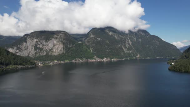 奥地利哈尔斯塔特村旁边的哈尔斯塔特湖和高山阿尔卑斯山脉的空中景观 旅游与自然概念 — 图库视频影像