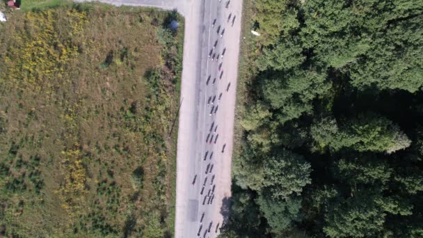 Ukrayna Nın Işlek Ana Yolu Üzerinde Durağan Bir Hava Aracı — Stok video