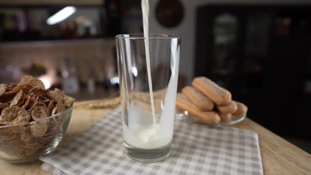 Verse Melk Een Doorzichtig Glas Gieten Een Draaiende Tafel Keuken — Stockvideo