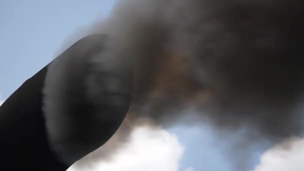 背景为渡船的黑烟 靠近泰国 轮渡或游轮的烟囱 烟囱污染了大气 空气污染和生态概念 慢动作 — 图库视频影像
