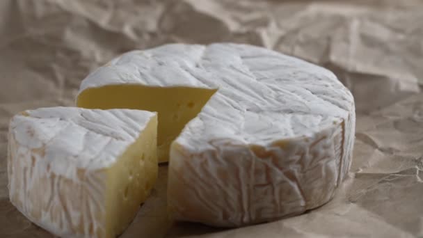 Rotierender Camembert Frischkäse Nahaufnahme Milchproduktekonzept Köstliche Stücke Von Weißem Schimmelkäse — Stockvideo
