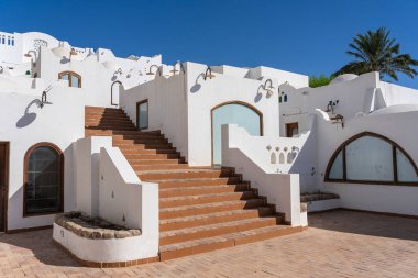 Merdiven detayları ve Mısır 'ın Sharm El Sheikh caddesinde beyaz bir evin duvarı, mimari konsept.