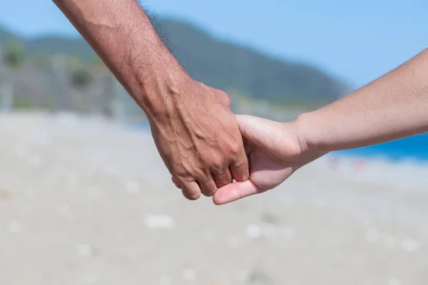 Mãos Casal Realizadas Juntas Perto Água Mar Azul Fundo Praia — Fotografia de Stock