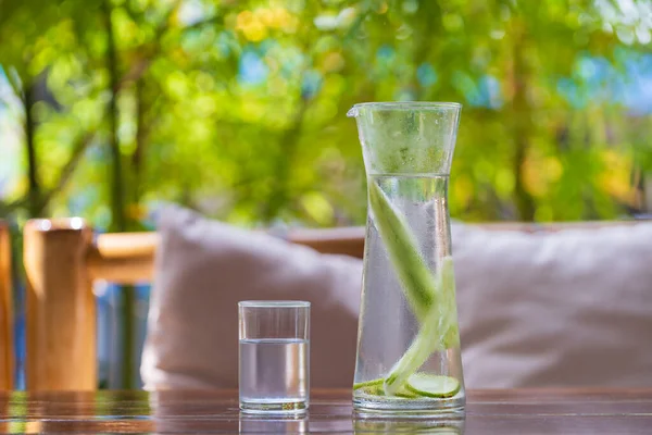 Agua Vaso Con Pepino Limón Sobre Mesa Madera Cafetería Tropical —  Fotos de Stock