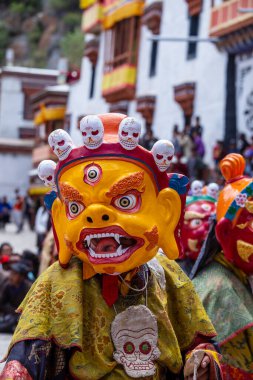 Ladakh, Hindistan - 27 Haziran 2015: Cham Hemis Festivali, Kuzey Hindistan 'ın Ladakh şehrinde kötülüğe karşı kazanılan zaferi kutlayan maskeli danstır. Tibetli adam dans ediyor.