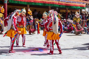 Ladakh, Hindistan - 27 Haziran 2015: Cham Hemis Festivali, Kuzey Hindistan 'ın Ladakh şehrinde kötülüğe karşı kazanılan zaferi kutlayan maskeli danstır. Tibetli adam dans ediyor.