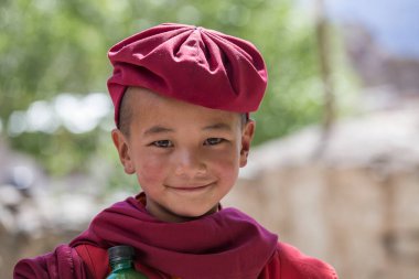 Ladakh, Hindistan - 27 Haziran 2015: Ladakh, Kuzey Hindistan 'da Hemis Festivali sırasında genç Budist keşiş, portreyi yakın plan