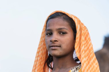 Pushkar, Hindistan - 14 Kasım 2018: Çölde Hintli genç kız Thar zamanında Pushkar Camel Mela kutsal şehir Pushkar, Rajasthan, Hindistan, yakın portre