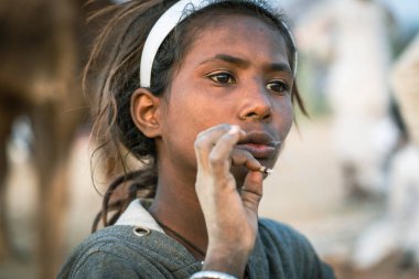 Pushkar, Hindistan - 14 Kasım 2018: Çölde sigara içen Hintli genç kız Thar zamanında Pushkar Camel Mela kutsal şehir Pushkar, Rajasthan, Hindistan, yakın portre