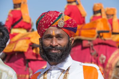 Jaisalmer, Hindistan - 08 Şubat 2017: Geleneksel Rajasthani kıyafeti giyen Hintli adam Jaisalmer, Rajasthan 'da Çöl Festivali' nin bir parçası olarak Bay Çöl Yarışmasına katıldı. Kapat.
