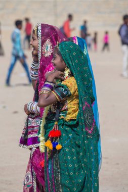 Jaisalmer, Hindistan - 08 Şubat 2017: Geleneksel Rajasthani kıyafeti giyen Hintli kızlar Jaisalmer, Rajasthan, Hindistan 'da Çöl Festivali' ne katıldılar