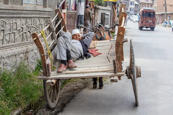 Srinagar India July 2015 Old Man Rests His Wooden Cart — Stock Photo, Image