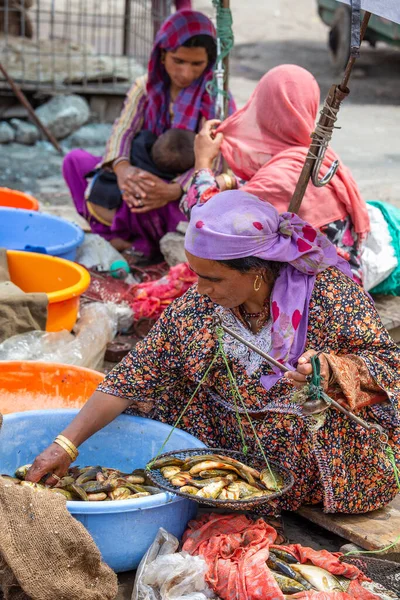 Srinagar India July 2015 Indian Woman Working Fish Street Market — Stock Photo, Image