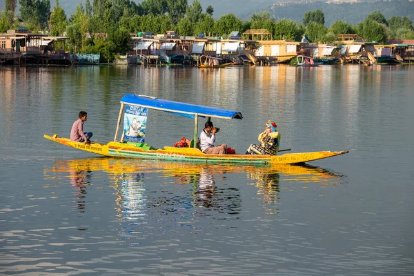 インド スリナガル 2015年7月2日 インド ジャム州 カシミール州 スリナガル湖での交通手段として 地元の人々がシカラという小型ボートを利用している — ストック写真