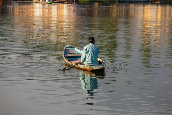 2015年7月2日インド スリナガル州 2015年7月2日 インド スリナガル湖 ジャンム湖 カシミール州の交通機関には 地元の人々がシカラという小さなボートを使用しています ボートの上のインディアンの男 — ストック写真