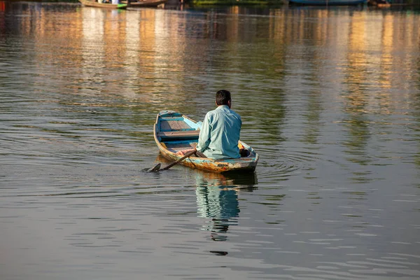 Srinagar Indien Juli 2015 Livsstil Dalsjön Lokalbefolkningen Använder Shikara Liten — Stockfoto