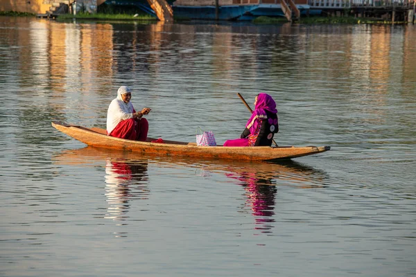 Srinagar Indien Juli 2015 Livsstil Dalsjön Lokalbefolkningen Använder Shikara Liten — Stockfoto
