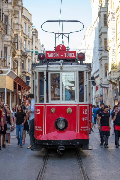 Κωνσταντινούπολη Τουρκία Ιουλίου 2014 Taksim Tunel Nostalgia Tram Διατρέχει Κατά — Φωτογραφία Αρχείου