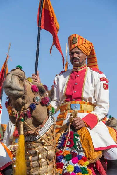 2017年2月8日 インドのラジャスタン州ジャイサルマーで開催される砂漠祭の一環として 伝統的なラジャスタニーのドレスを着たラクダに身を包んだインド人男性が砂漠コンテストに参加します 閉じろ — ストック写真