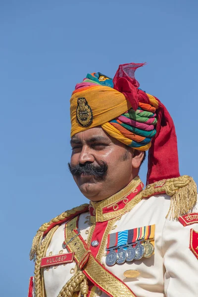 印度吉萨尔默 Jaisalmer 2017年2月8日 印度男子穿着拉贾斯坦邦传统服装参加在印度拉贾斯坦邦吉萨尔默举行的沙漠节 靠近点 — 图库照片