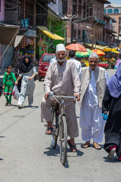 Srinagar Índia Julho 2015 Homem Indiano Velho Bicicleta Mercado Rua — Fotografia de Stock