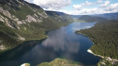 Slovenya, Orta Avrupa 'da yaz aylarında dağlarla ormanlar arasında Bohinjsko jezero ya da Bohinj Gölü üzerindeki hava manzarası, seyahat ve doğa kavramı
