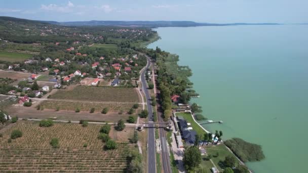 Veduta Aerea Del Lago Balaton Strada Con Auto Lungo Lago — Video Stock