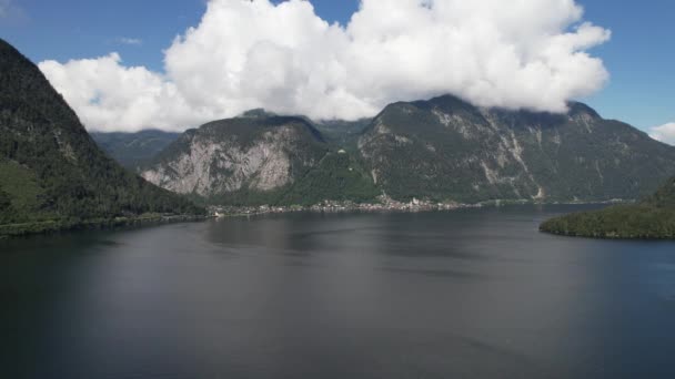 Vista Aérea Hallsttter Ver Lago Hallstatt Grandes Montañas Alpes Junto — Vídeos de Stock