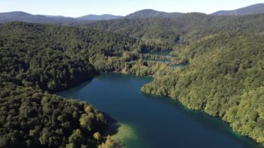 Yazın Hırvatistan, Orta Avrupa, seyahat ve doğa kavramında ormanla ünlü Plitvice Gölleri üzerinde uçmak