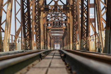 Eski demiryolu çelik köprüsü. Hanoi, Vietnam 'daki Long Bien Köprüsü' nde demiryolu. Kızıl Nehir üzerindeki tarihi Cantilever köprüsü. Fransız sömürge dönemi tarafından inşa edilmiştir.