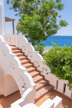 Merdiven detayları ve Mısır 'ın Sharm El Sheikh caddesinde beyaz bir evin duvarı, mimari konsept.