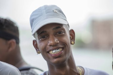 Port Louis, Island Mauritius - 12 Mart 2017 Başkent Port Louis 'de ağzında demir dişli şık Mauritian yakışıklı adam. Mauritius 'ta günlük yaşam