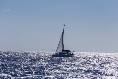 Mauritius Adası - 18 Mart 2017 Hint Okyanusu 'nda seyreden bir katamaran Mauritius Adası. Gün batımında denize açılacağız.