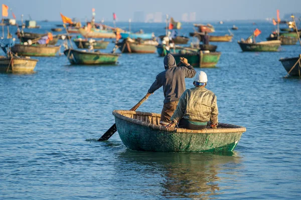 Вьетнамский Рыбак Традиционном Круглотканом Бамбуковом Судне Гребёт Импровизированных Плотах Открытом — стоковое фото