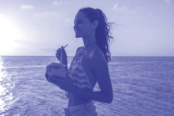 Joven Chica Belleza Bebiendo Coco Playa Tropical Cerca Del Agua — Foto de Stock