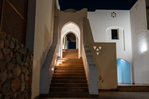 Pared Blanca Una Casa Escaleras Por Noche Calle Egipto Sharm — Foto de Stock