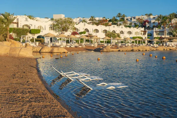 Byggnader Solstolar Och Palmer Det Lugna Röda Havet Vatten Den — Stockfoto