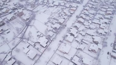 Kış zamanı özel evleri ve bahçeleri olan Ukrayna kar köyünün hava manzarası. Bir İHA 'dan ateş etmek. Ukrayna, Doğu Avrupa