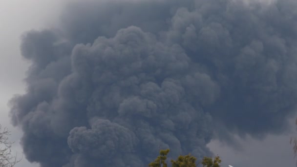 Une Épaisse Fumée Noire Couvre Ciel Pendant Guerre Entre Ukraine — Video