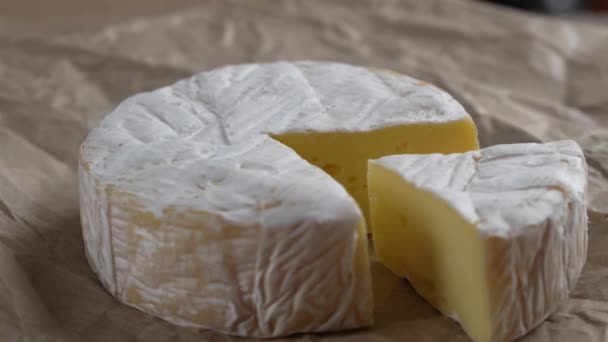 Obrót Serem Kremowym Camembert Zbliżenie Koncepcja Produktów Mlecznych Pyszne Kawałki — Wideo stockowe