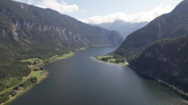 Hallsttter 'ın havadan görünüşü ya da Hallstatt Gölü ve büyük dağlar Avusturya' daki Hallstatt köyünün yanında, seyahat ve doğa konsepti