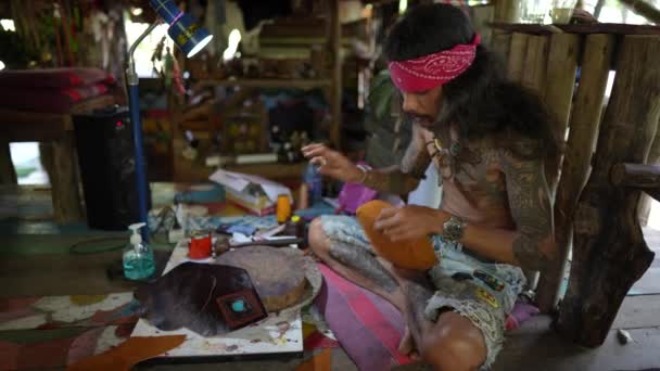 Koh Phangan Tajlandia Luty 2022 Tajski Rzemieślnik Szyje Torby Skórzane — Wideo stockowe