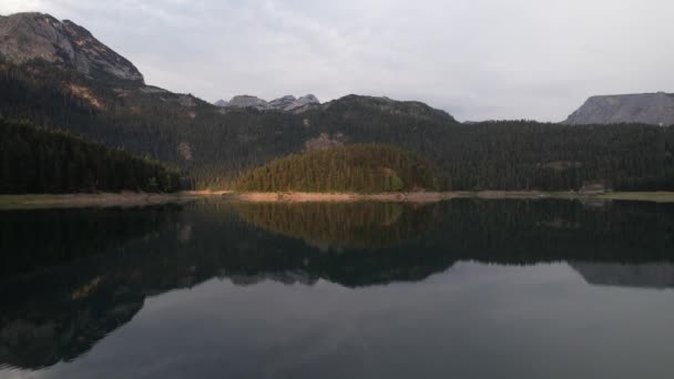 黑山北部的黑湖或Crno Jezero的空中景观 它是位于Durmitor山上的一个冰川湖 海拔1416米 位于欧洲Zabljak附近Durmitor国家公园的一个黑色湖泊 — 图库视频影像