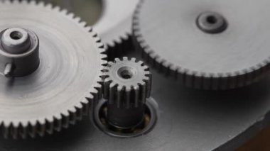 Vitesler mekanik bir cihazda dönüyor. Makine metal dişlileri soyut bir şekilde dönüyor. Çarklı tekerlek mekanizması, kapat, makro
