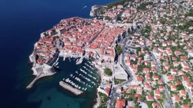 Hırvatistan 'ın eski Dubrovnik kasabası, mavi deniz ve dağlarının hava manzarası. Adriyatik Denizi 'nin Dalmaçya kıyıları, Avrupa. Seyahat ve doğa kavramı