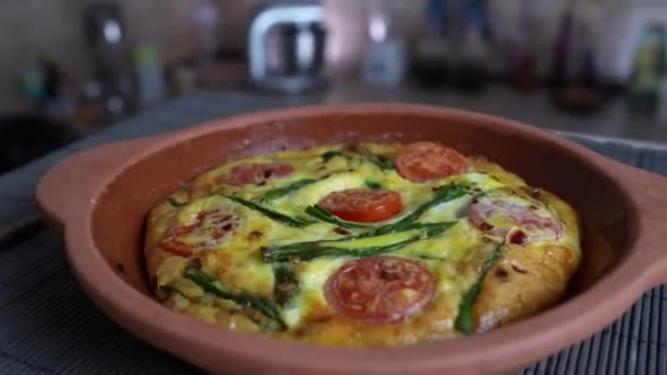 陶瓷碗与蔬菜煎饼 简单的素食 西红柿 胡椒粉 奶酪和绿色大蒜叶放在桌上 健康鸡蛋煎蛋卷 — 图库视频影像