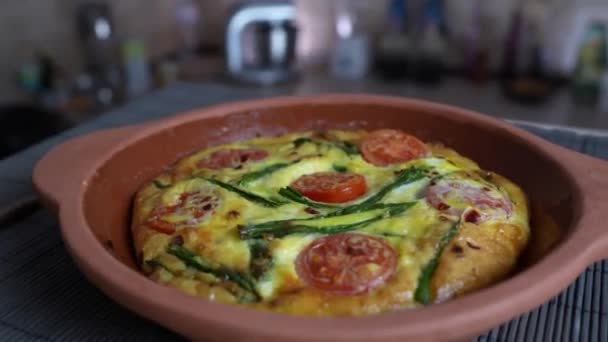 Keramická Mísa Zeleninovou Frittatou Jednoduché Vegetariánské Jídlo Frittata Vejcem Rajčaty — Stock video