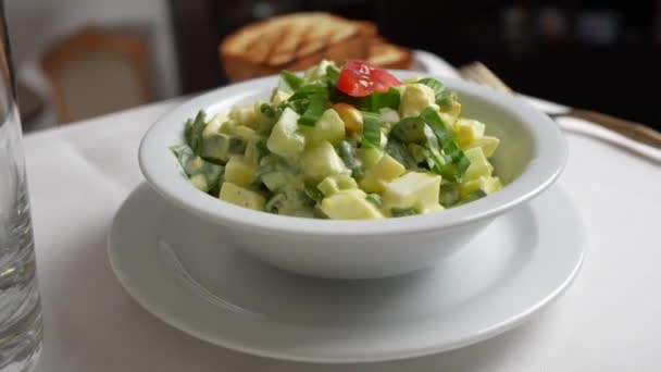 Beyaz Tabak Sarımsak Salatalık Haşlanmış Yumurta Ekşi Krema Salatası Mutfaktaki — Stok video