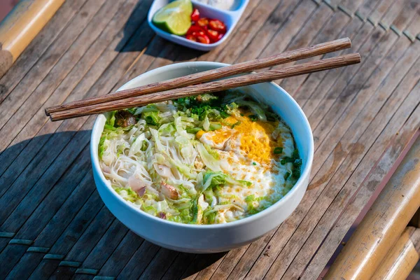 Rice Noodle Soup Many Delicious Ingredients Traditional Vietnamese Soup Close — Stock Photo, Image