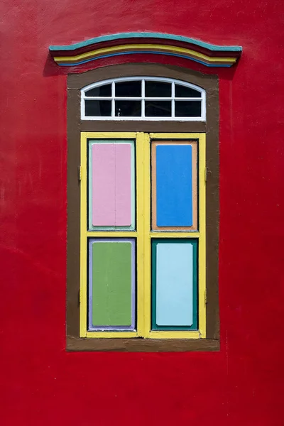Kleurrijk Houten Abstract Venster Rode Muur Van Dichtbij Koloniale Stijl — Stockfoto
